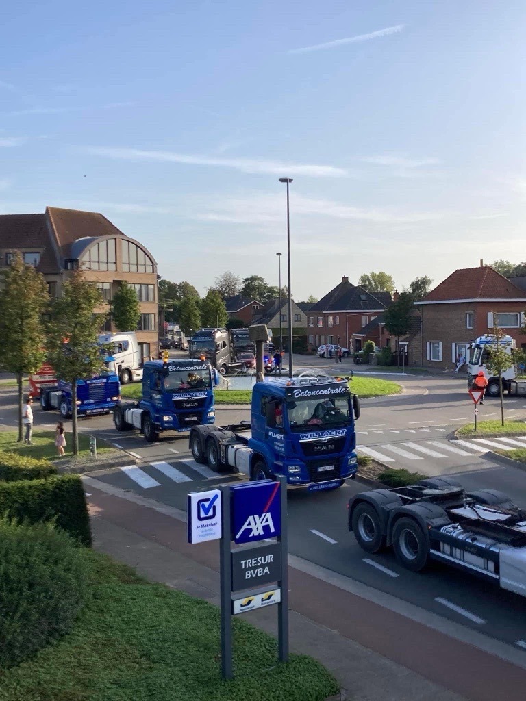 Vrachtwagens rijden in een stoet door de straten van Koekelare tijdens de Truckrun.