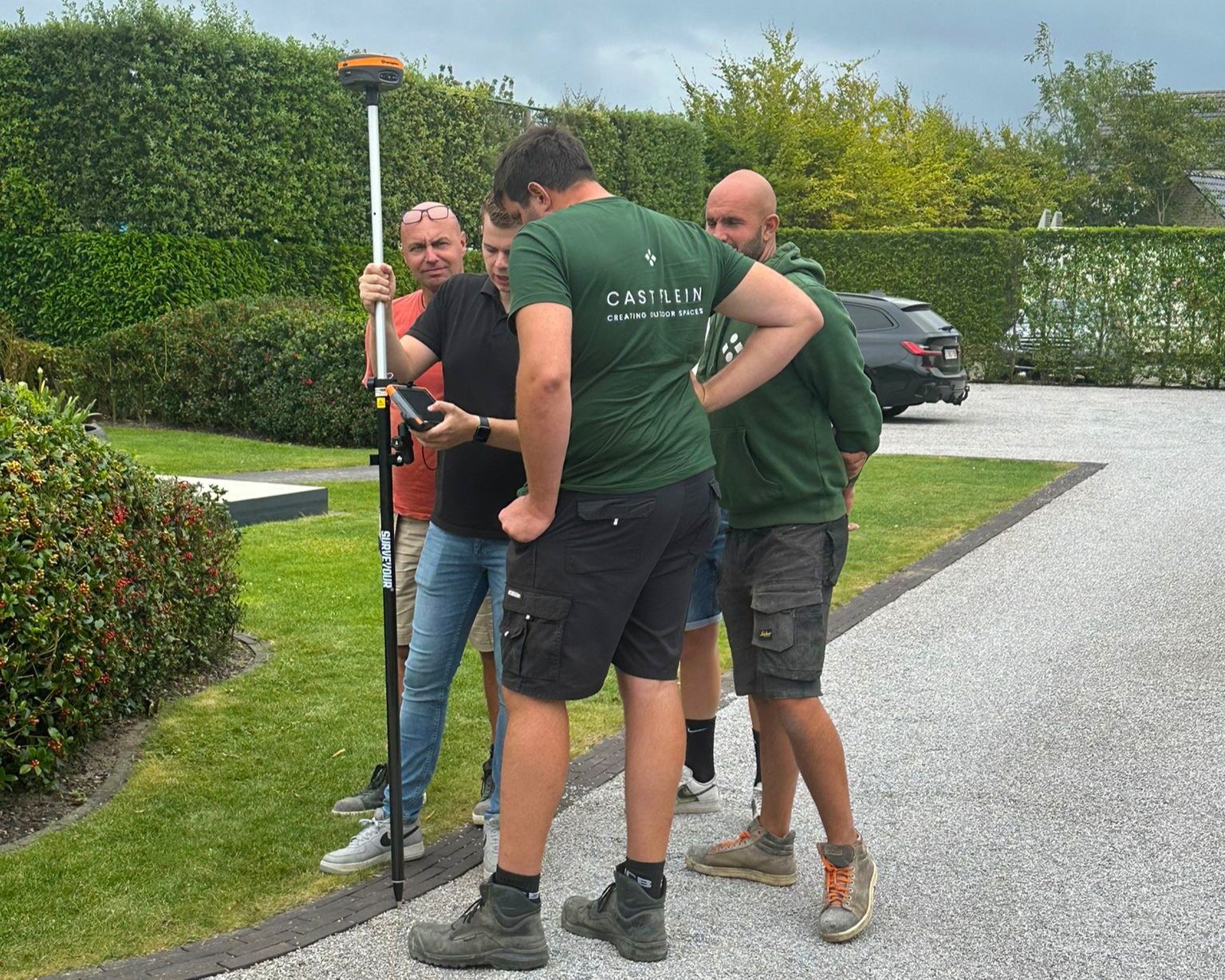 Teamleden oefenen met het meten van uitzetpunten met behulp van de Surveyour GPS Pro Mesa4S.