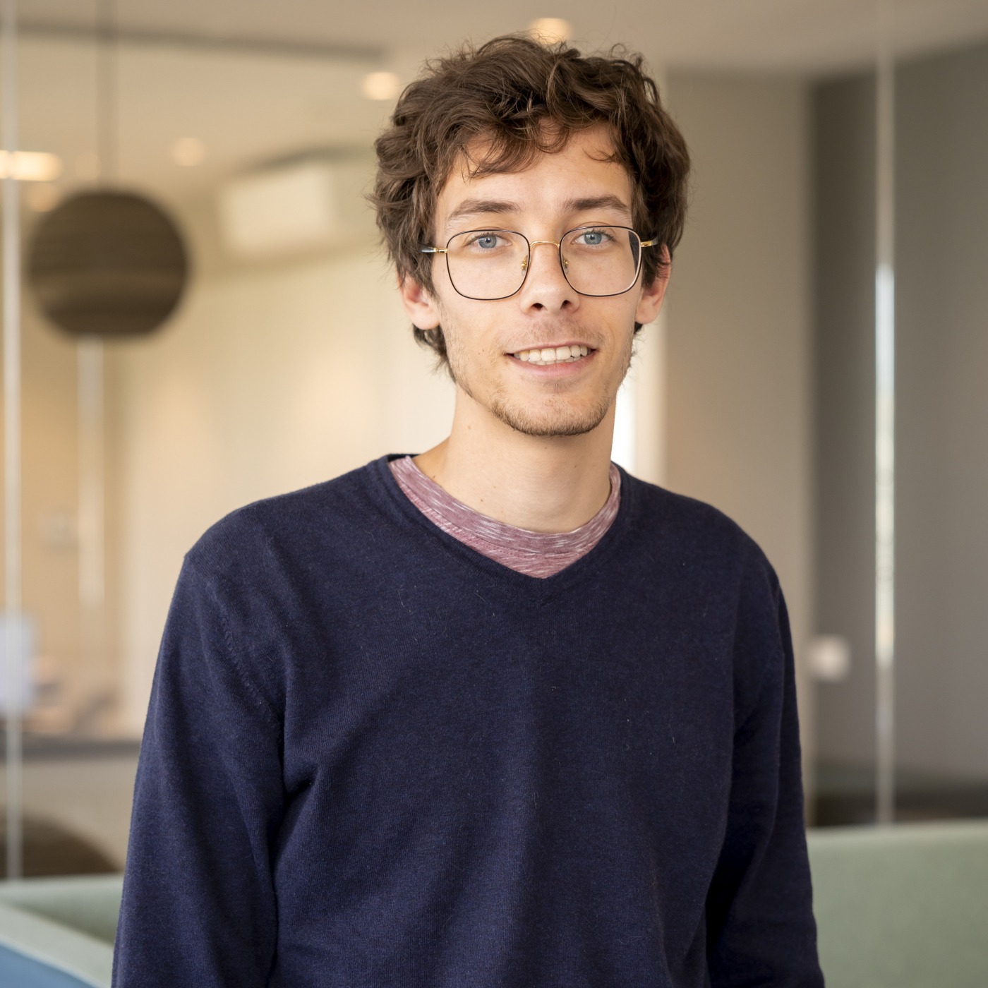 Merlijn, hoofdcalculator bij Castelein Outdoor, zet zich met de glimlach in voor klimaat
