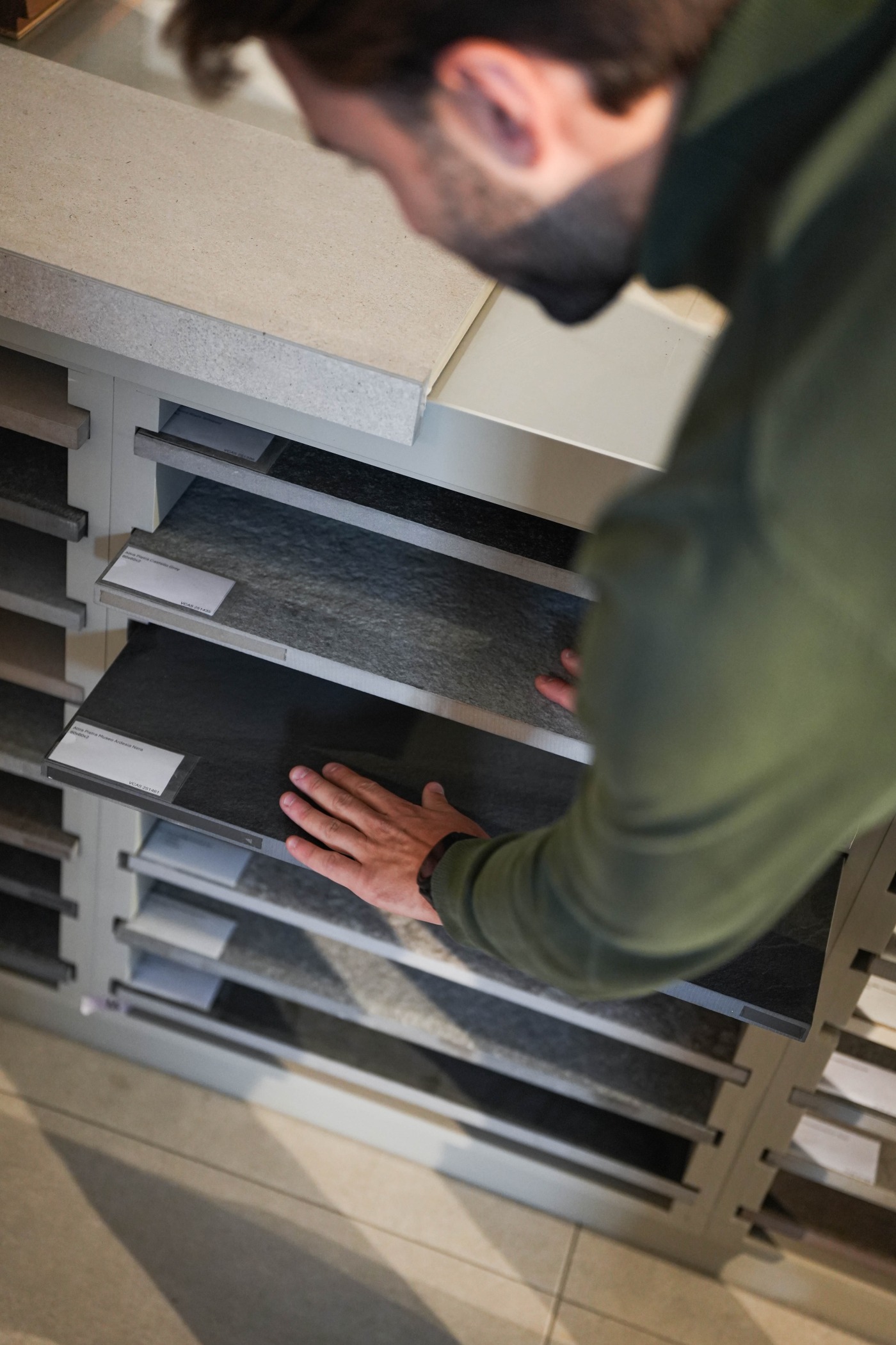 bekijk verschillende stalen met steensoorten in onze showroom