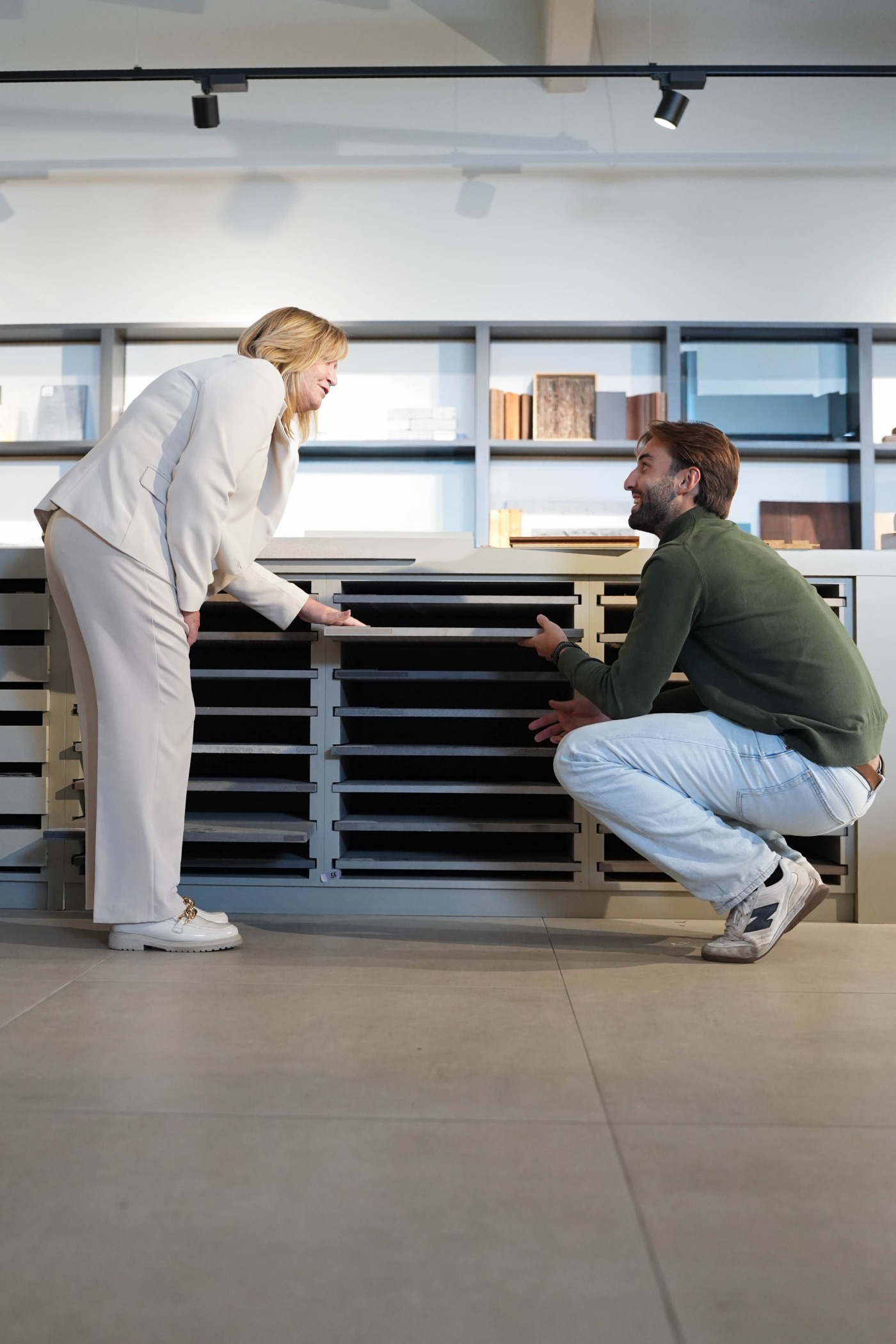 klant in gesprek met verkoper in de showroom van castelein outdoor