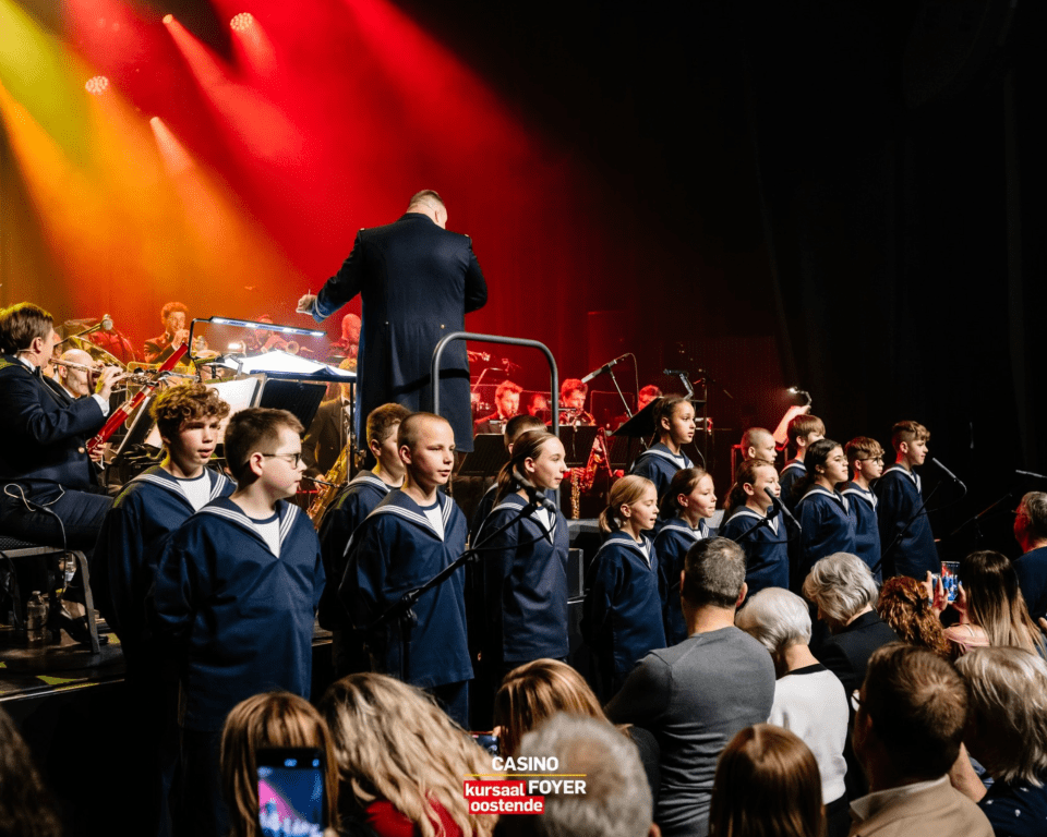 de kinderen van het koninklijk werk op het benefietconcert