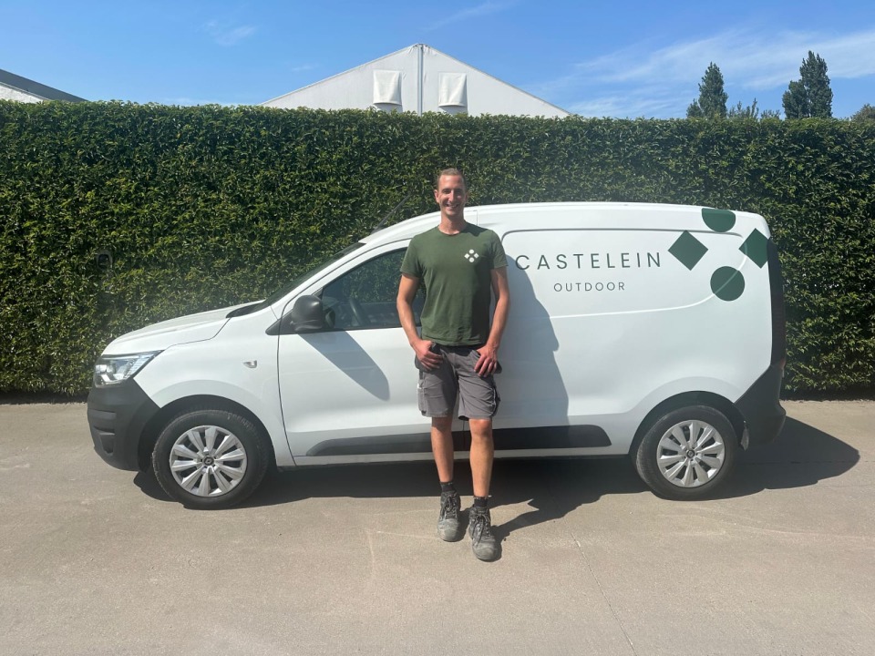 werknemer castelein bij camionette