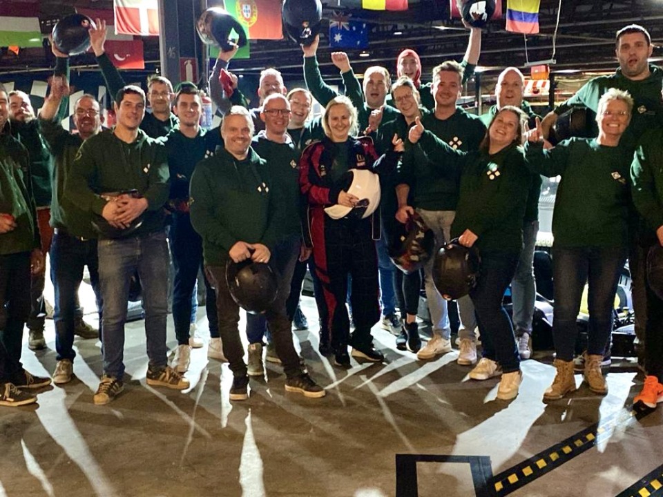 Het volledige team van Castelein Outdoor poseert samen na de kartwedstrijd.