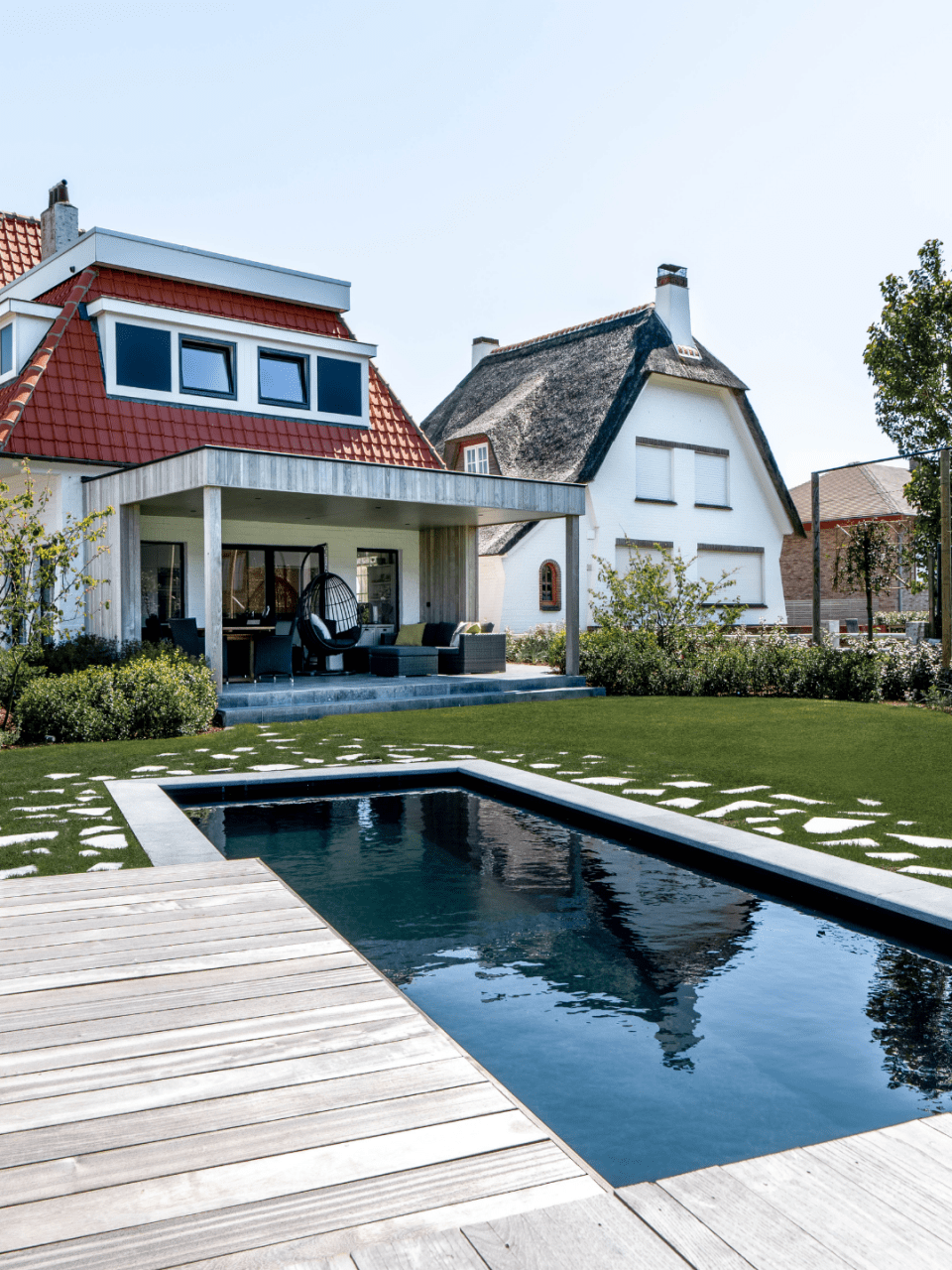 villa met aangelegde tuin met zwembad