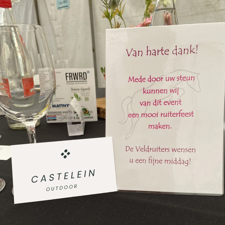 Bedankkaartje met het logo van Castelein Outdoor op een sponsorstand tijdens het paardentornooi.