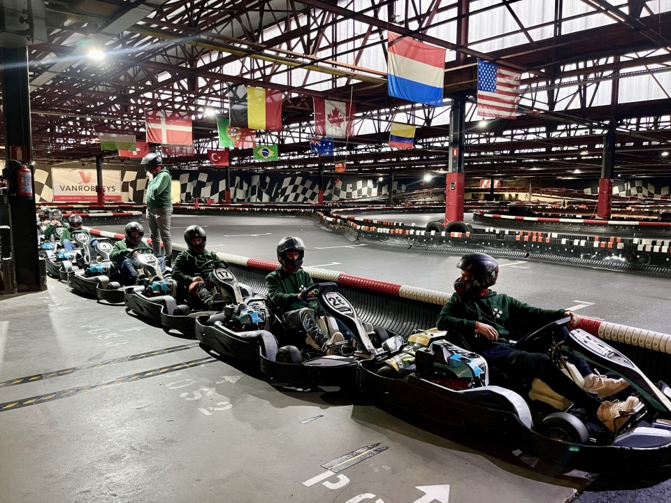 De crew van Castelein Outdoor in hun karts aan de start van de race.