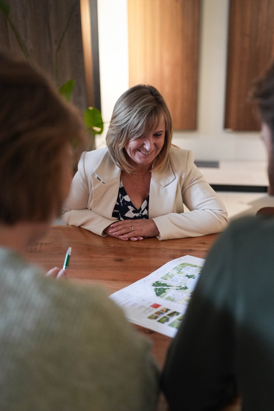 klant krijgt advies bij een tuinplan in onze showroom