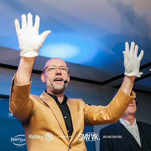 Veilingmeester draagt witte handschoenen tijdens de kunstveiling Smaak III Art Auction.