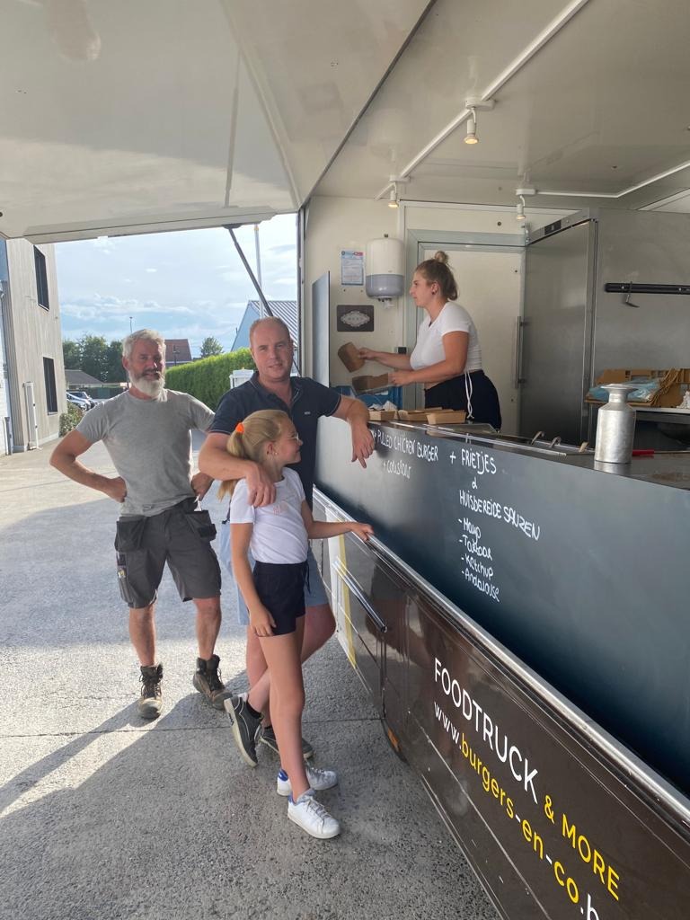Gezellige sfeer bij de foodtruck waar het eten werd klaargemaakt.
